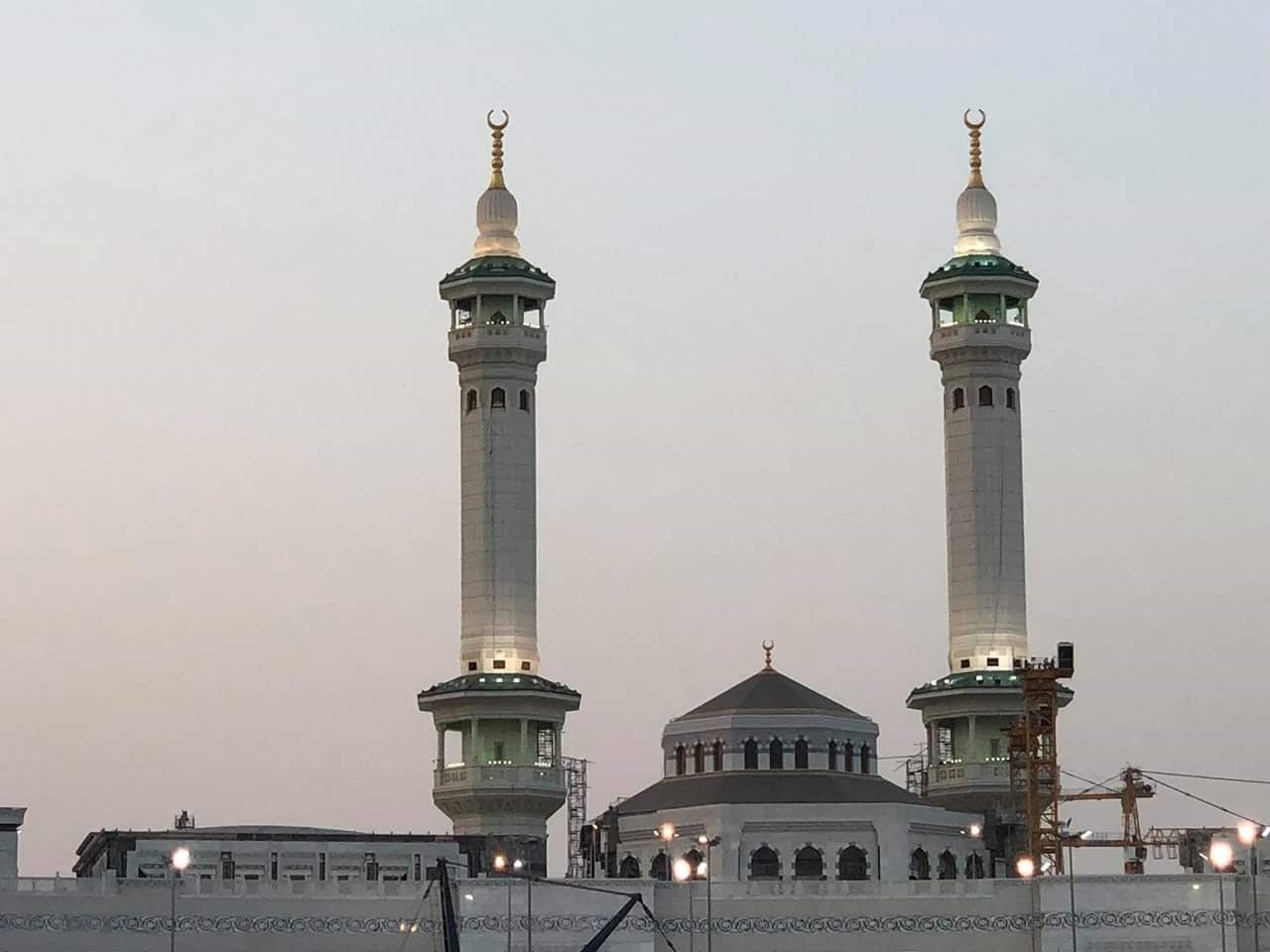 Mescid-i Haram minareleri ve kubbesi, gün batımı