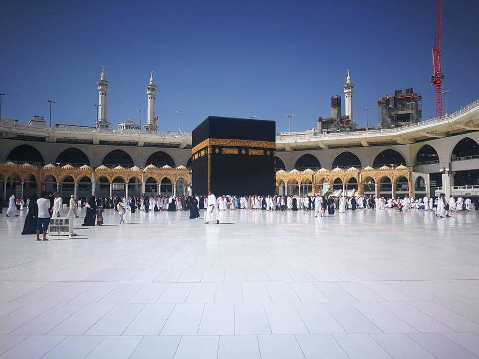 Kâbe-i Muazzama ve Mescid-i Haram avlusunda ziyaretçiler