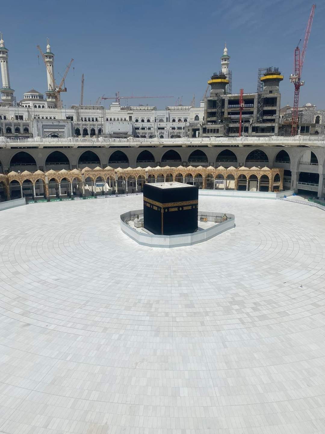 Kâbe-i Muazzama ve boş mataf avlusu, üst kattan görünüm