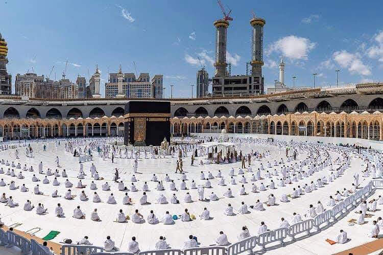 Mescid-i Haram'da mesafeli düzenle kılınan namaz