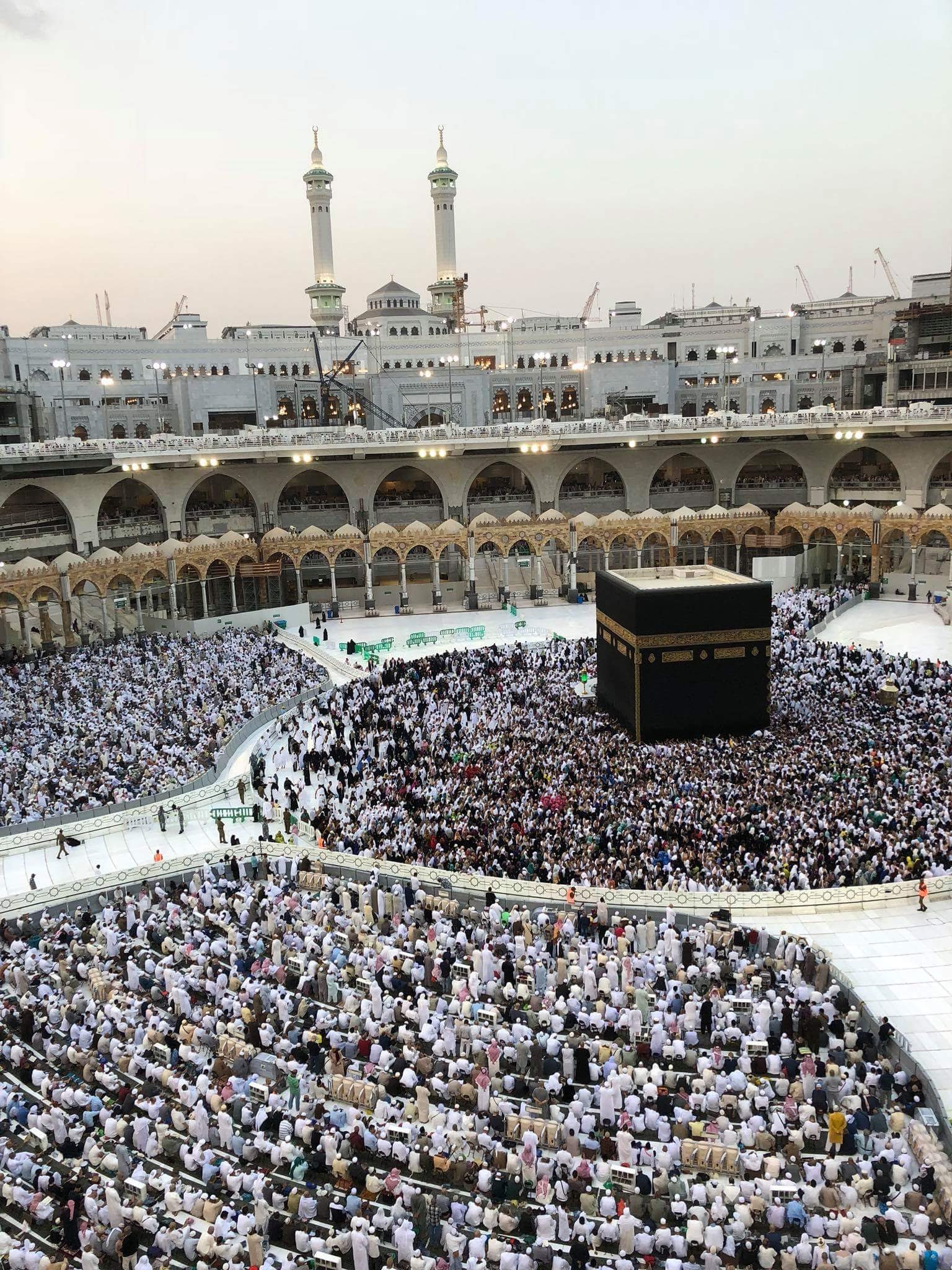 Mescid-i Haram'da akşam vakti tavaf ve namaz safları