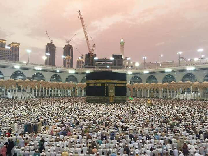 Mescid-i Haram'da Kâbe çevresinde oluşan namaz safları