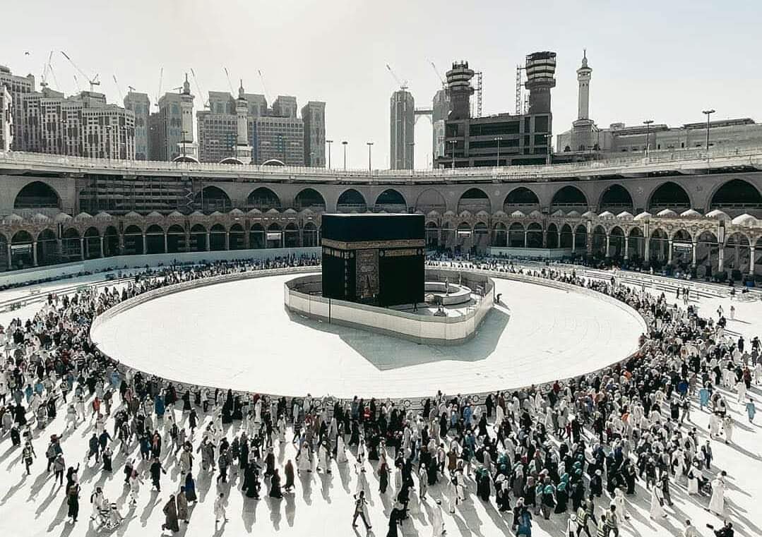 Mescid-i Haram'da Kâbe çevresinde tavaf eden hacılar